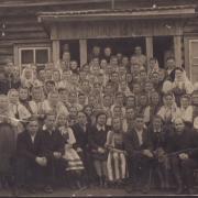 Сегозерский хор на фоне клуба в Паданах. 1948-49 гг.