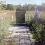 Д. Космозеро.
<br />Братская могила советских воинов и партизан находится в центре, возле церкви Александра Свирского. Один из 10-ти захороненных здесь героев – неизвестный солдат.